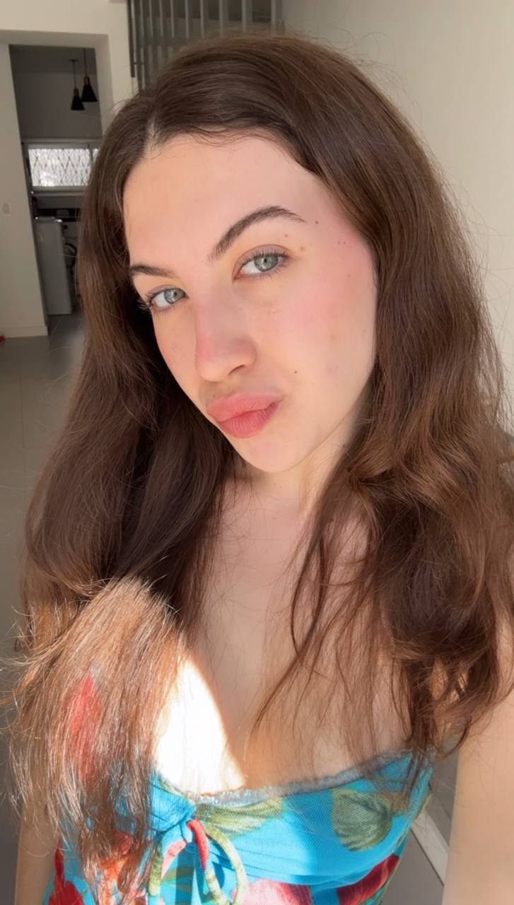 Nude girl Amber in Port Vila