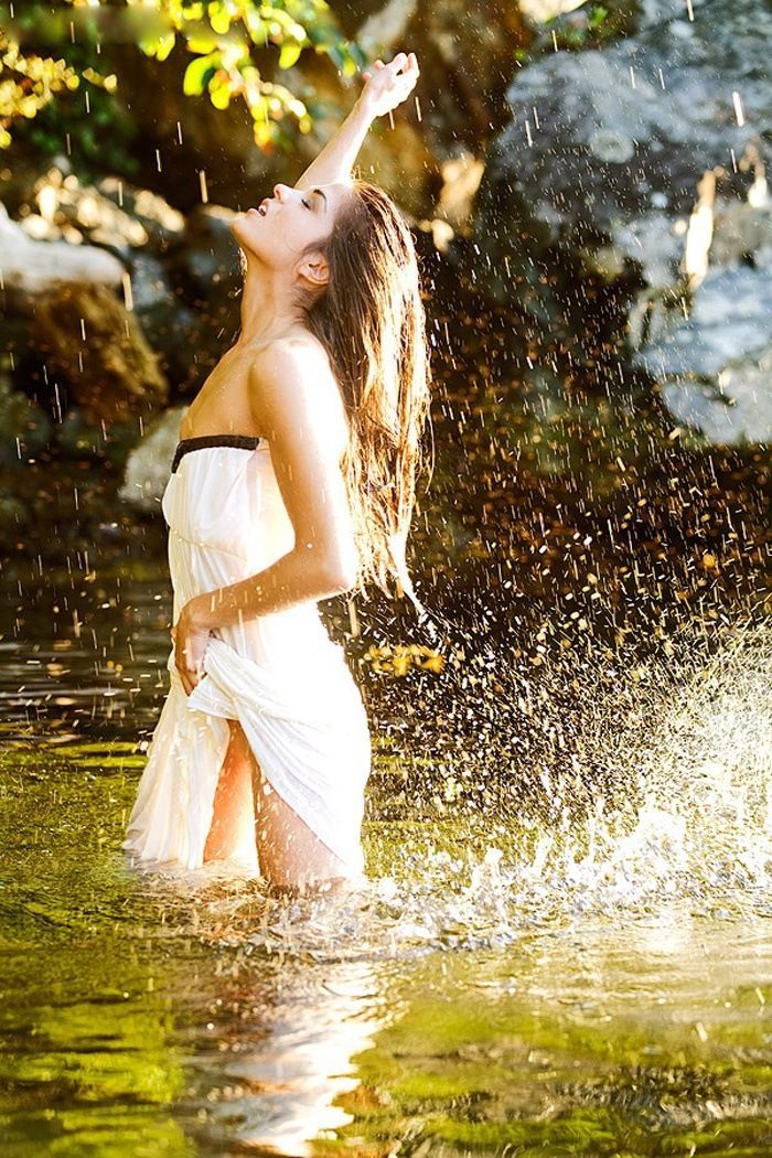 Marie Avgeropoulos in Port Vila