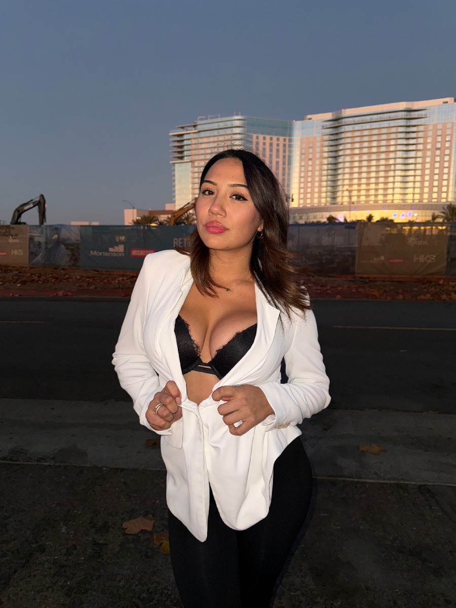 Take a pause and enjoy Ali Cruz — streaming from Port Vila