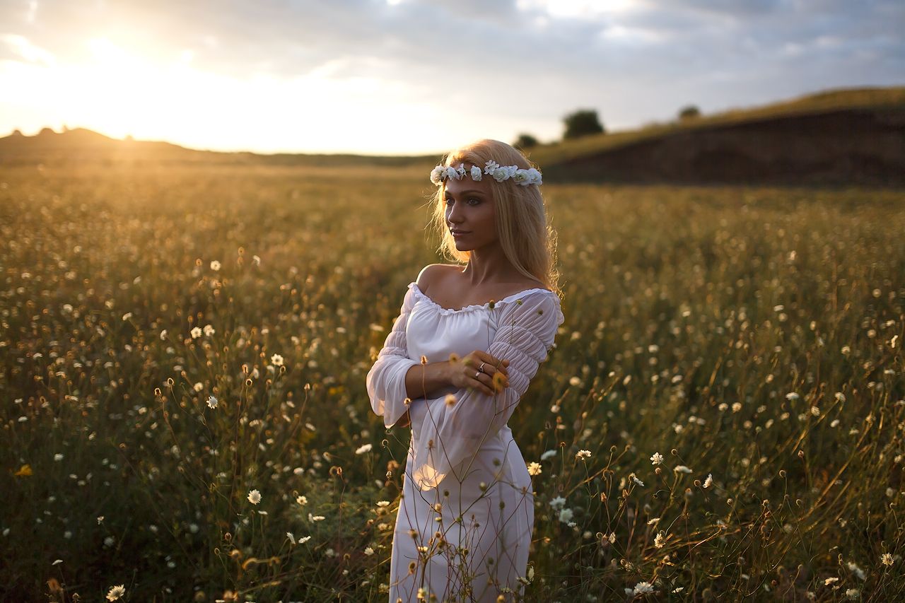 Girls in Slavic costumes in Port Vila